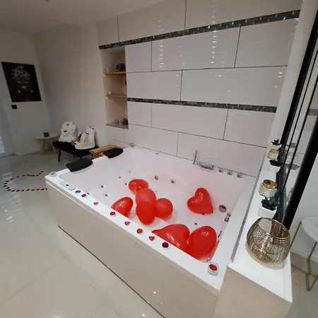 Nuit Romantique Jacuzzi & Sauna Privatifs アパート