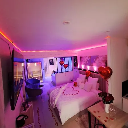 Nuit Romantique Jacuzzi & Sauna Privatifs アパート