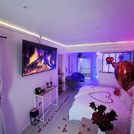 Nuit Romantique Jacuzzi & Sauna Privatifs アパート ツーロン